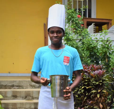 Jeune garçon qui fait du service