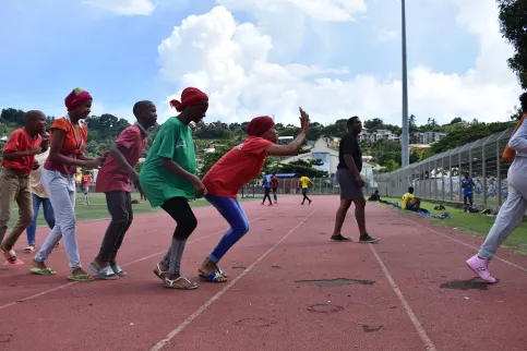 Groupe de jeunes en pleins entrainement sportifs 