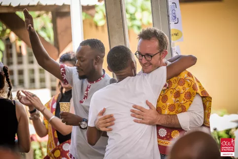 deux hommes dans une étreinte amicale 