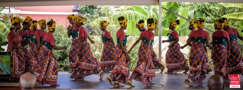 groupe de jeunes femmes qui dansent 