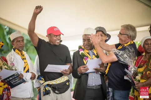 Groupe de pro sur une estrade 