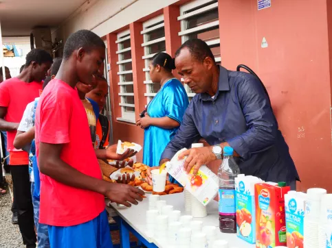 pro qui donne aux élèves des petits déjeunés a l'occasion de la rentrée scolaire