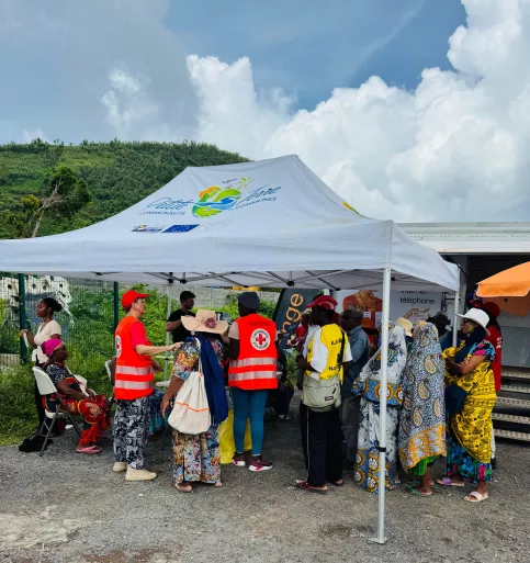 tente sous laquelle sont rassemblés plusieurs personnes 