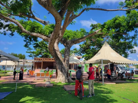 espace vert ou les gens sont en train  déchanger 