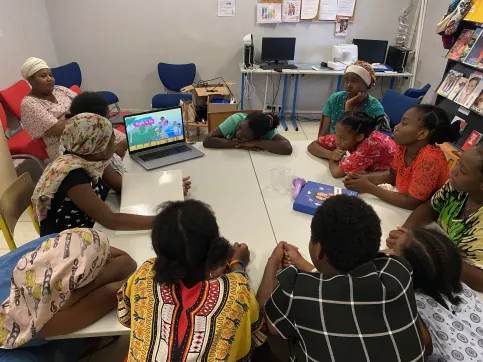 jeunes autour d'un pc