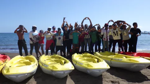 Jeunes devant des kayaks