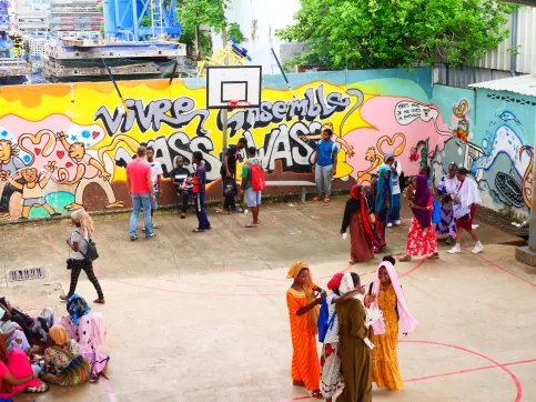 Plan large de la cour de lycée 