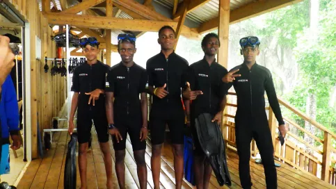 Groupe de jeunes en tenues de plongés