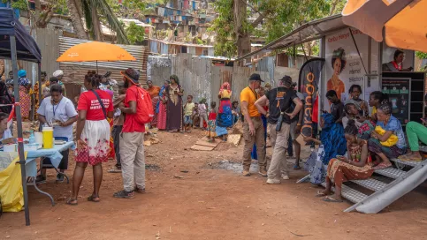 dans un quartier , professionnels et population se mélange 