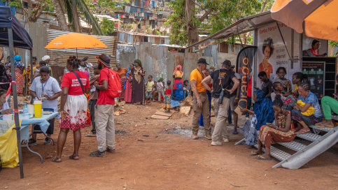 dans un quartier , professionnels et population se mélange