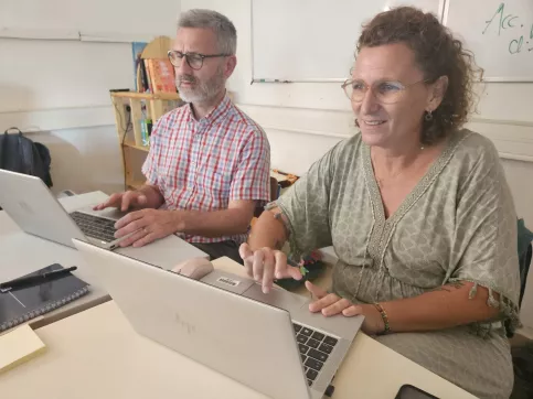 Homme et femme devant leurs ordinateurs 