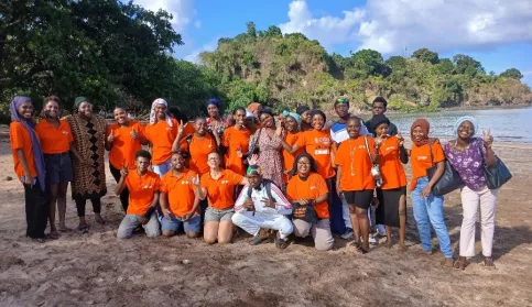 Photo de groupe des jeunes de Boost Hima Shababi à la plage
