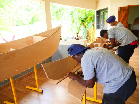 Travail sur l'assemblage d'une pirogue