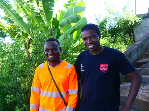 Adina et Jormine, son éducateur spécialisé