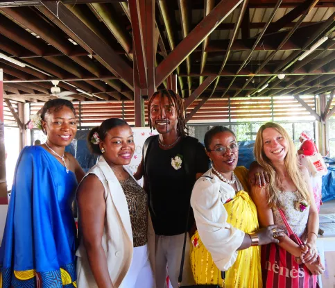 5 professionnels d'Apprentis d'Auteuil Mayotte posent pour une photo de groupe