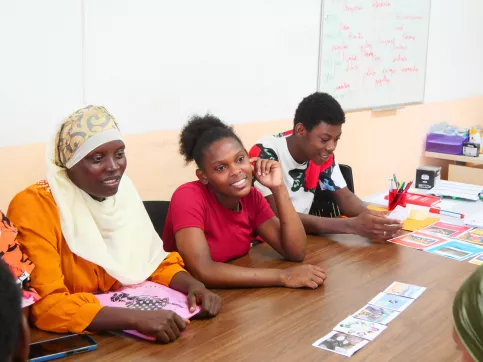 Trois jeunes en atelier collectif socio-professionnel