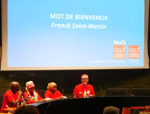 Quatre professionnels d'Apprentis d'Auteuil Mayotte prennent la parole devant une assemblée