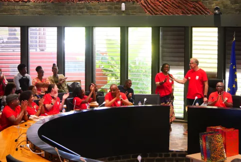 Une cheffe de service d'Apprentis d'Auteuil Mayotte prend la parole au micro pour présenter son dispositif