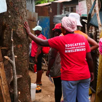 Échange entre une éducatrice et des habitants des quartiers à Mayotte