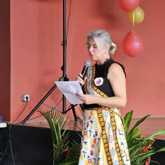 Femme debout qui parle au micro 