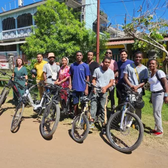 groupe de jeunes avec des vélos 