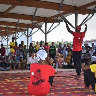 Jeunes en train de faire une scène de théatre