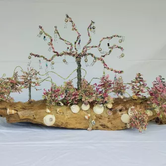 Œuvre mélangeant perle et bois 