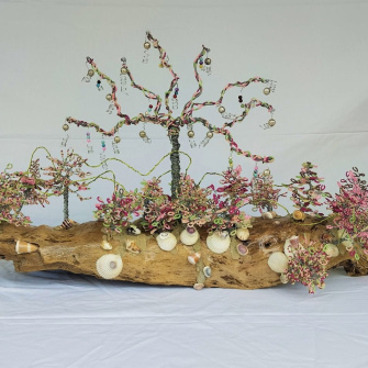 Œuvre mélangeant perle et bois 