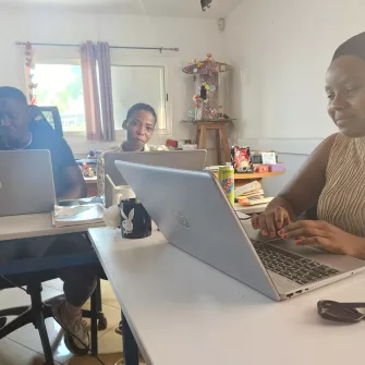 Groupes de professionnels qui bosse 