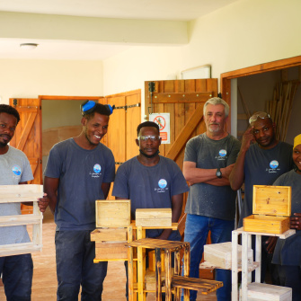Les 6 membres de l'ACI Laka Ya Baraka posent pour une photo de groupe devant leurs créations.