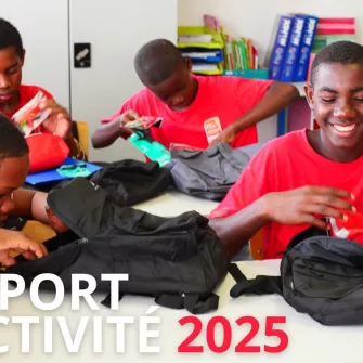 Un groupe de jeunes collégiens sourient en classe