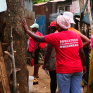 Échange entre une éducatrice et des habitants des quartiers à Mayotte
