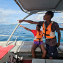 Groupes de garçons sur un bateau montrant le large 