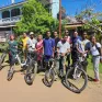groupe de jeunes avec des vélos 