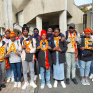 Groupe de jeunes et de professionnels qui portent les lettres de MAYOTTE 