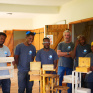 Les 6 membres de l'ACI Laka Ya Baraka posent pour une photo de groupe devant leurs créations.
