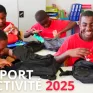 Un groupe de jeunes collégiens sourient en classe